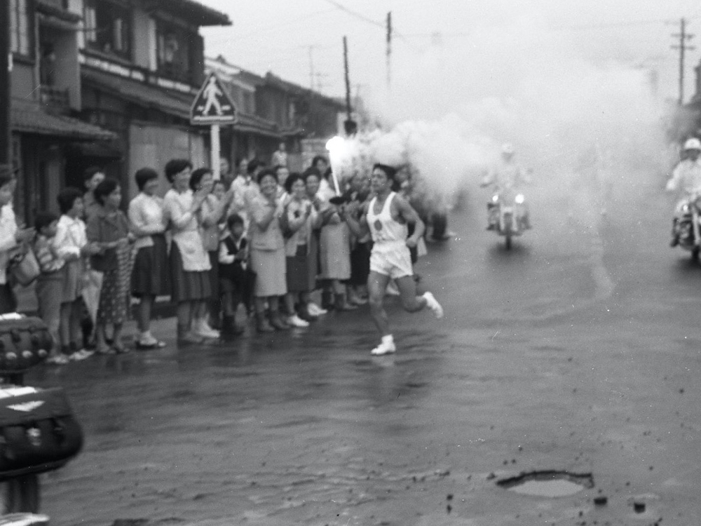 深草を走る東京オリンピック聖火ランナー（1964年）
